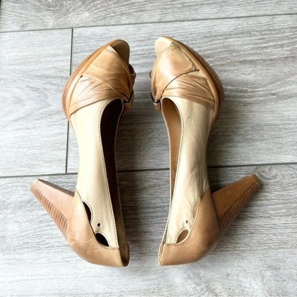 Blondo Tan Ivory Contrasting Colour Leather Peep Toe  Cutout Platform Pumps - Picture 9 of 16